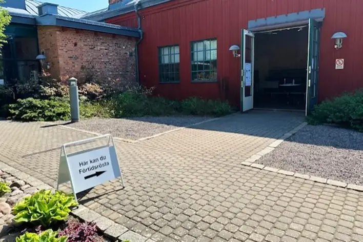 Bild på entré till vallokal